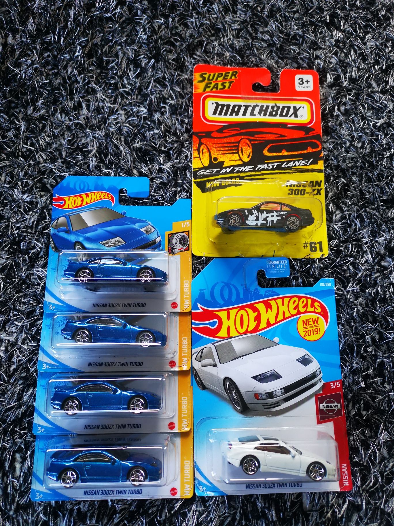 Miniaturas hot wheels  nissan com portes incluídos