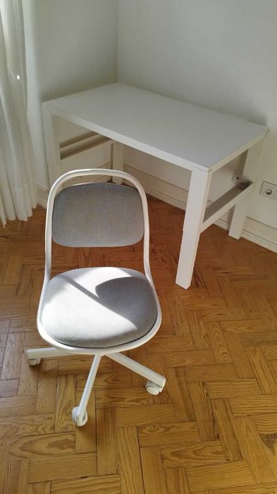 secretária e cadeira infantil