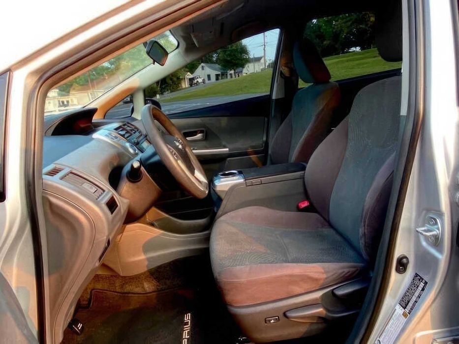 Toyota Prius v Five      2014