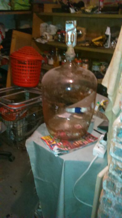 butla-gąsior w plastikowym koszu 34l