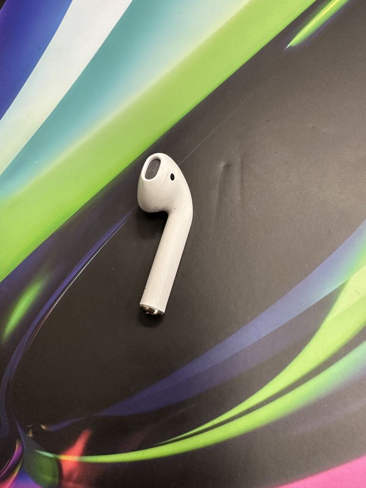 Продам лівий навушник оригінал airpods 2