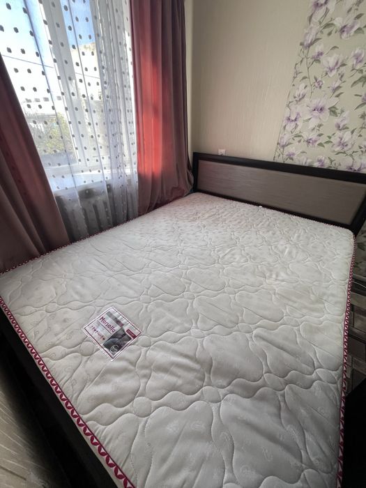 Двоспальне ліжко з матрасом