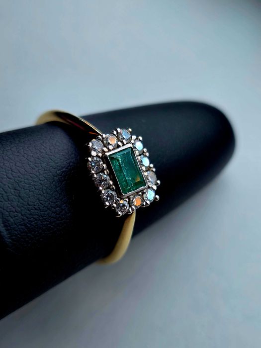 Złoty pierścionek z diamentami i szmaragdem – 2,83 g