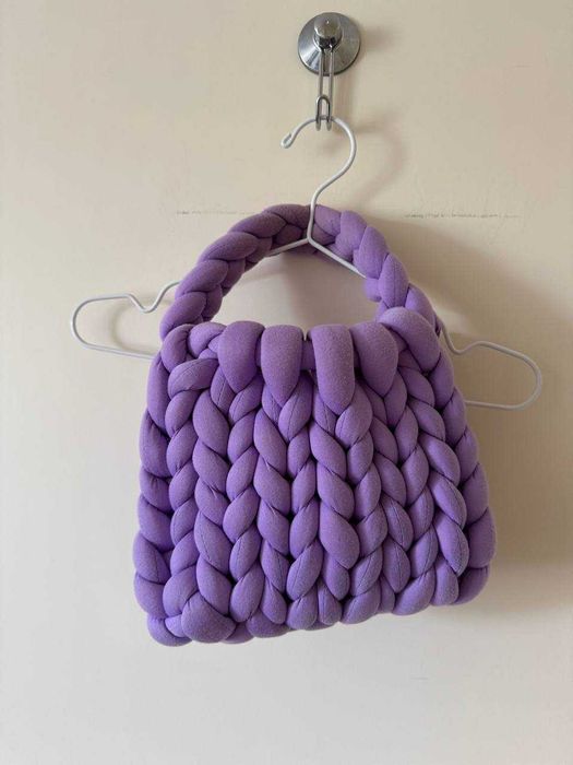 Mala lilás em malha grossa – leve, fofa e em estilo artesanal