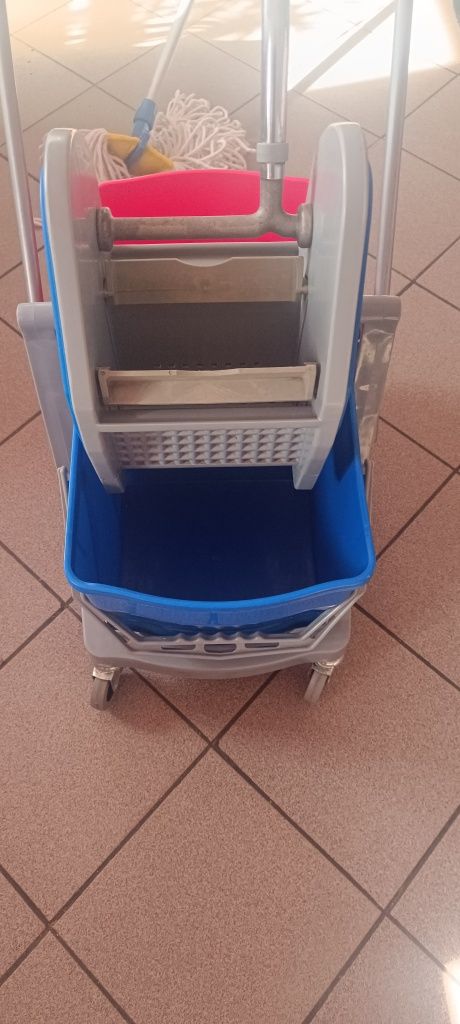 Wózek do sprzątania dwuwiaderkowy