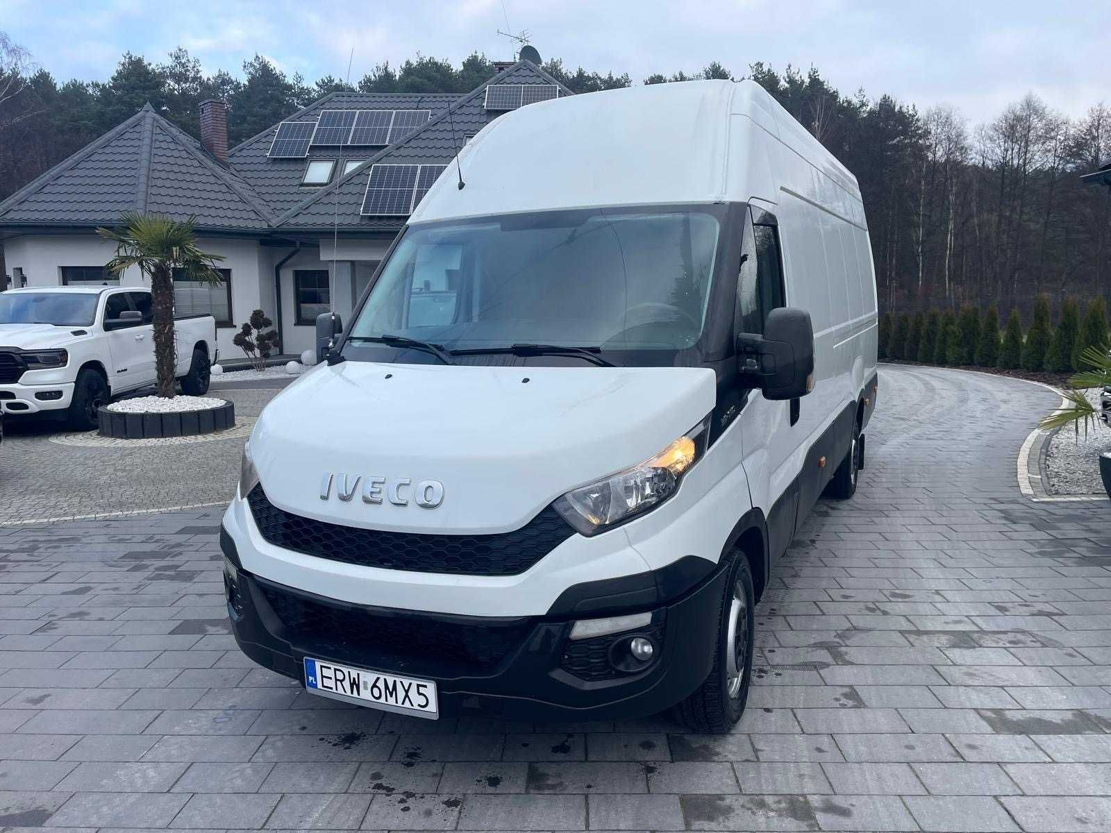 Wynajem busa IVECO DAILY Blaszak