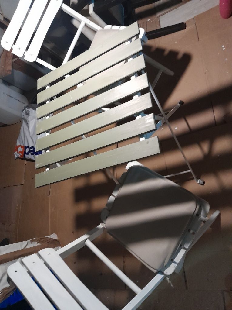 Conjunto mesa e cadeiras com almofadas