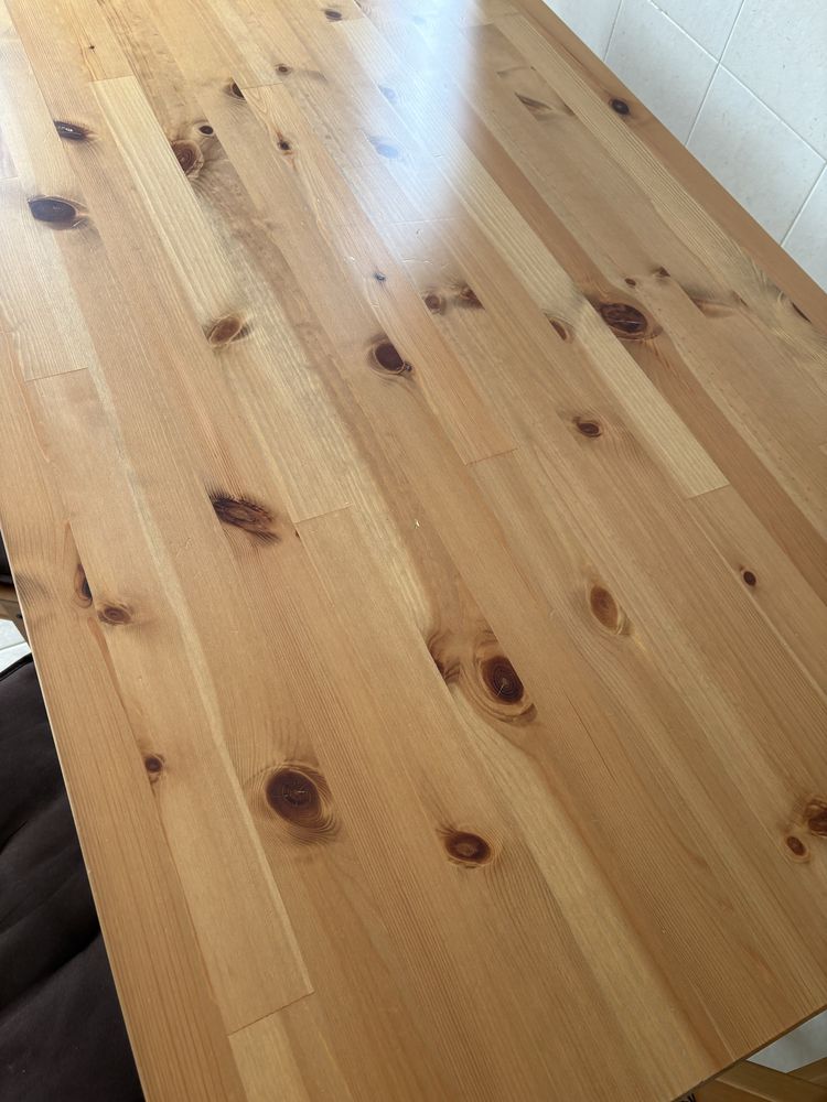 Conjunto mesa e cadeiras