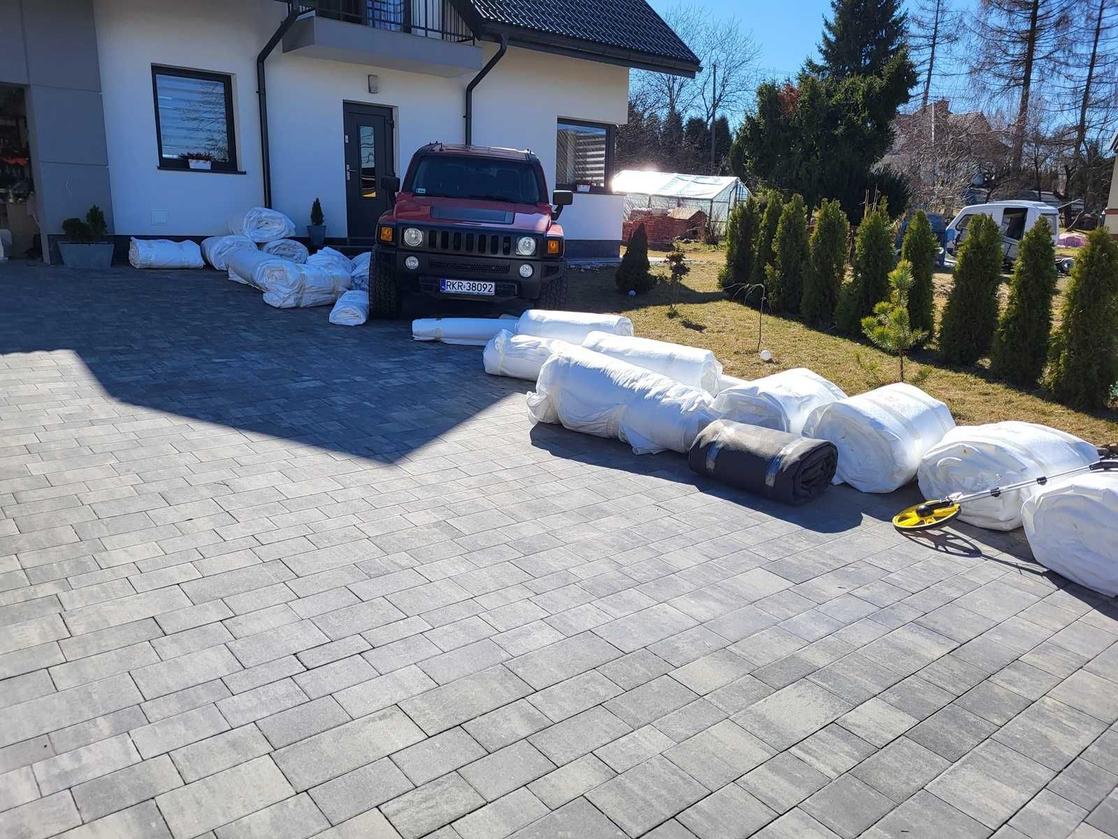 Geowłóknina polipropylenowa na ujeżdżalnie na padok dla koni.