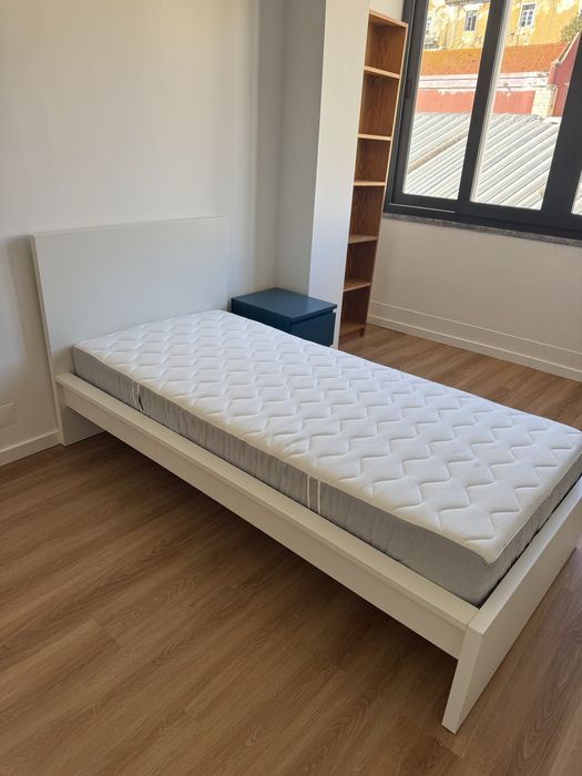 3 camas com estrados e colchões, 2 roupeiros e 2 mesas de cabeceira