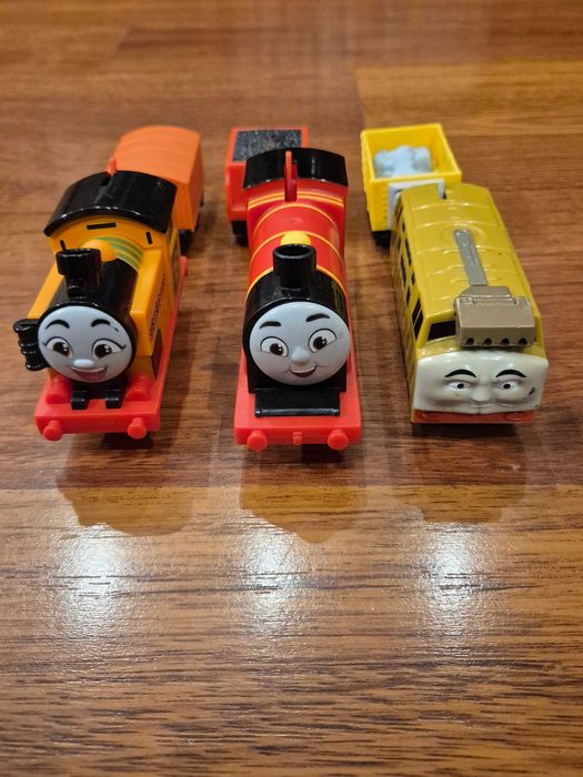 Trzy oryginalne lokomotywy z wagonikami - Duży Tomek, Nia, Diesel