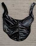 czarny obcisły crop top lateks sztuczna skóra XS S gorset goth gotycki