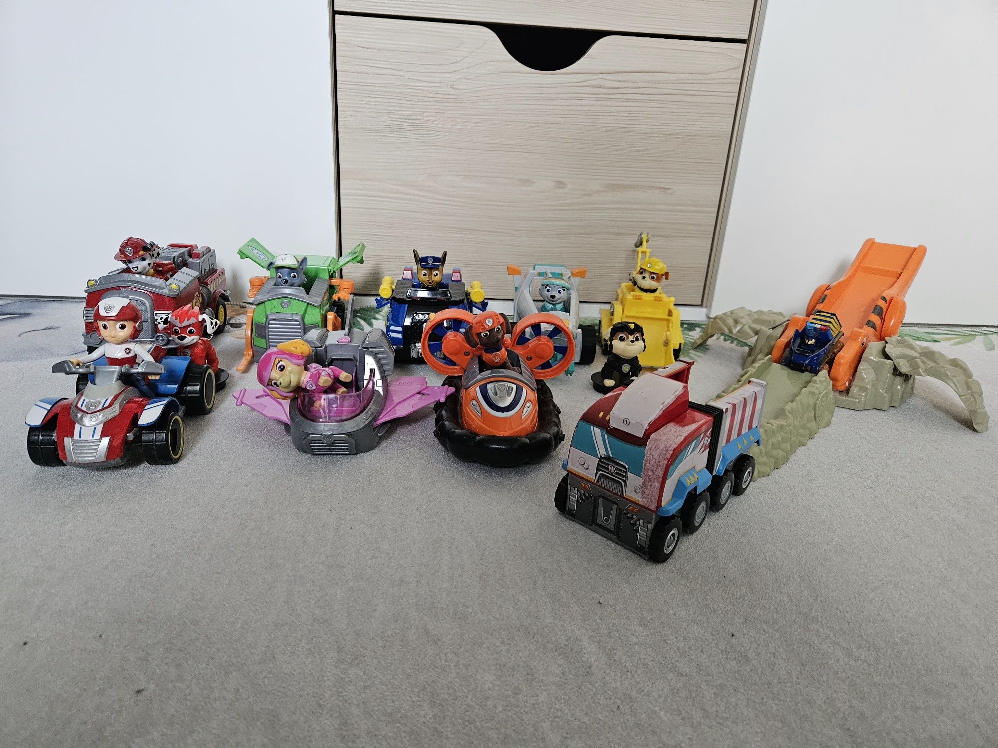 Mega zestaw pojazdów Psi Patrol Spin Master i tor T-Rex