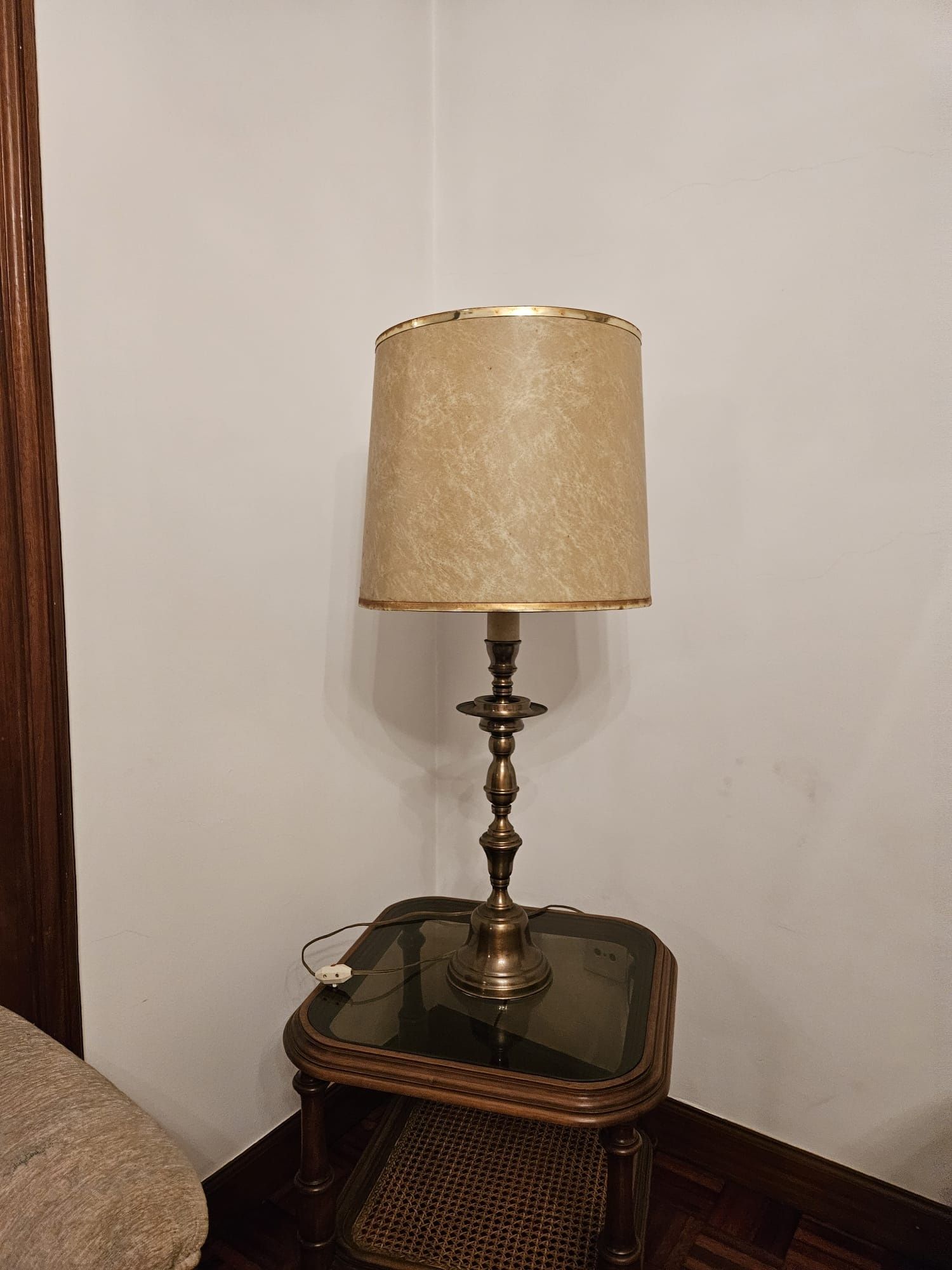 Sala de estar sofás, mesa de centro, mesa de apoio e candeeiros
