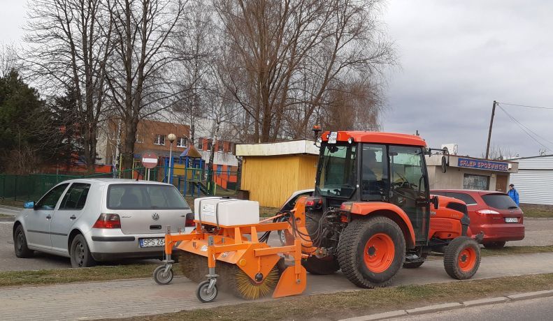 Wynajem ciągnik traktor zamiatarka zamiatanie kosiarka koszenie