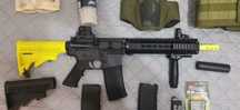 Arma de airsoft e equipamento