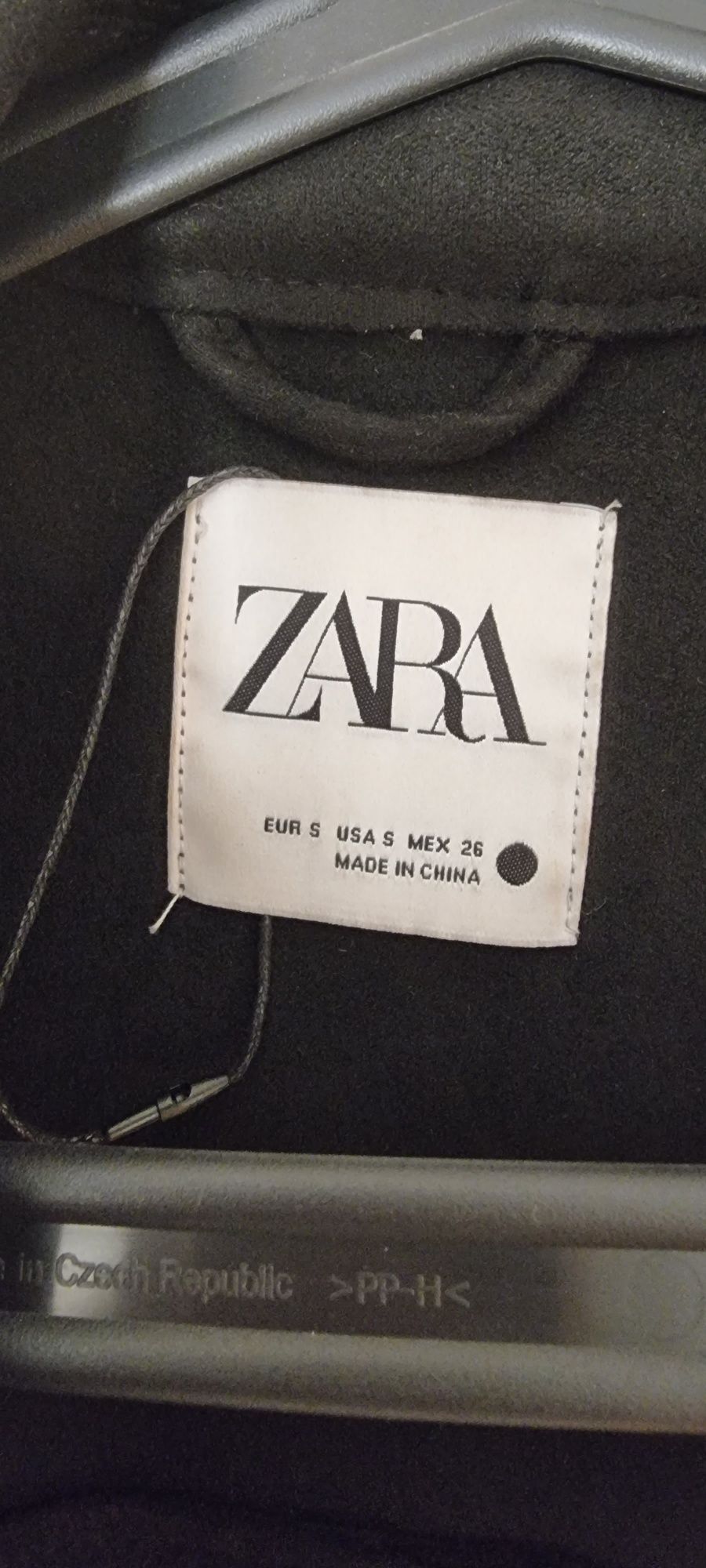 Casaco preto semi novo zara