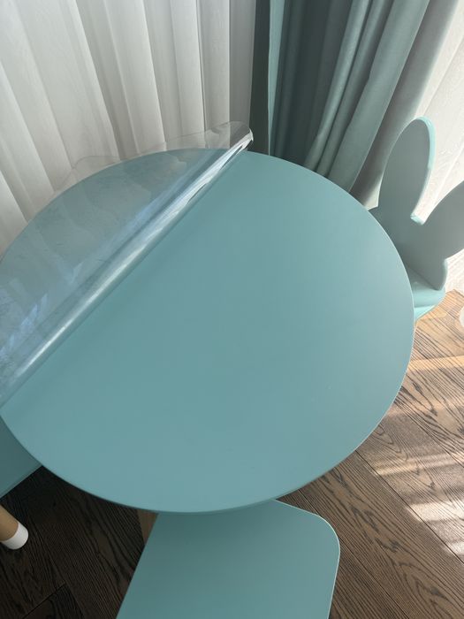 Стіл+ стільці ( в подарунок віддам канцелярське приладля в колір)