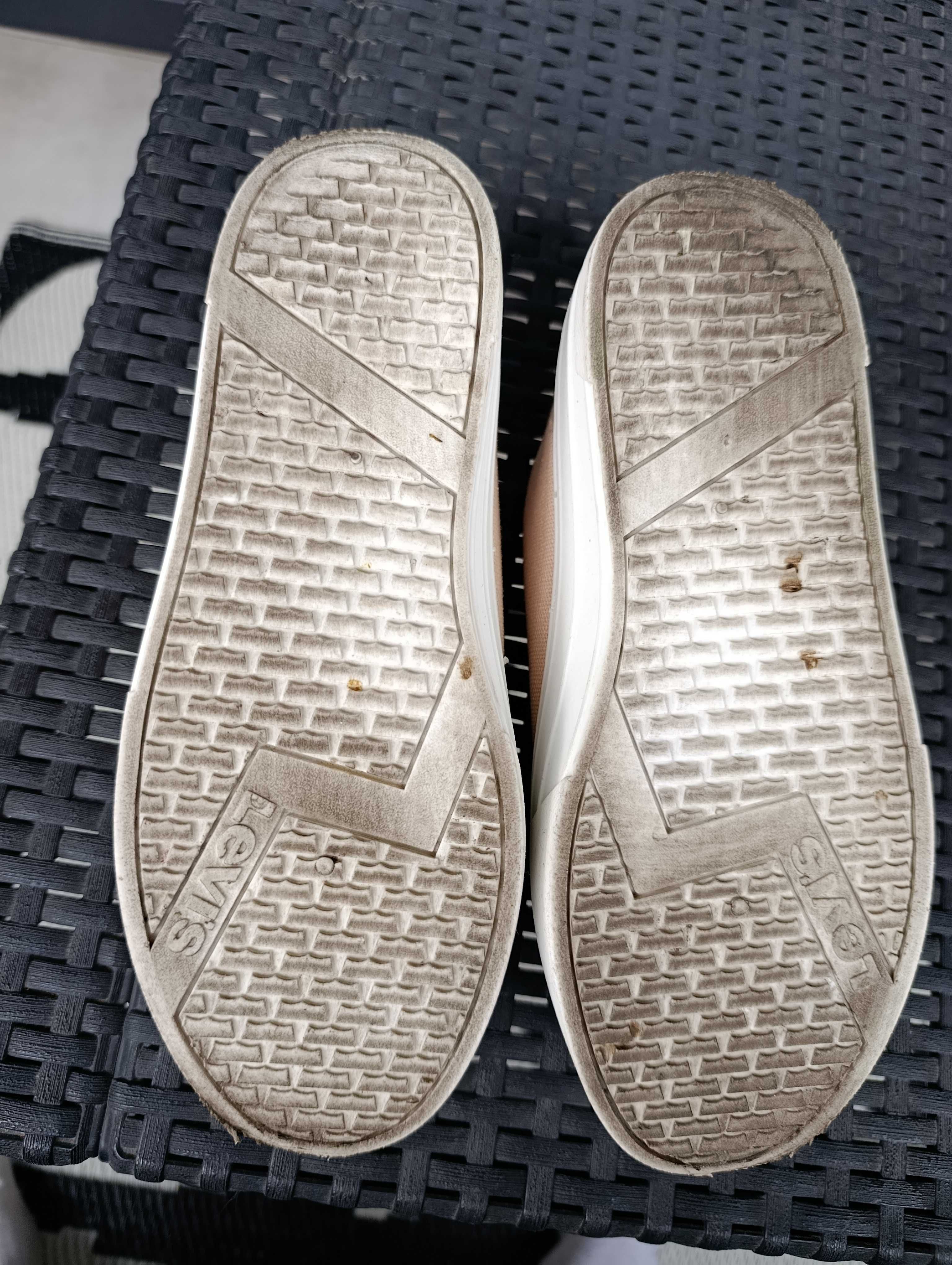 Trampki na wysokiej podeszwie Levi's Tijuana

tenisówki rozmiar 37