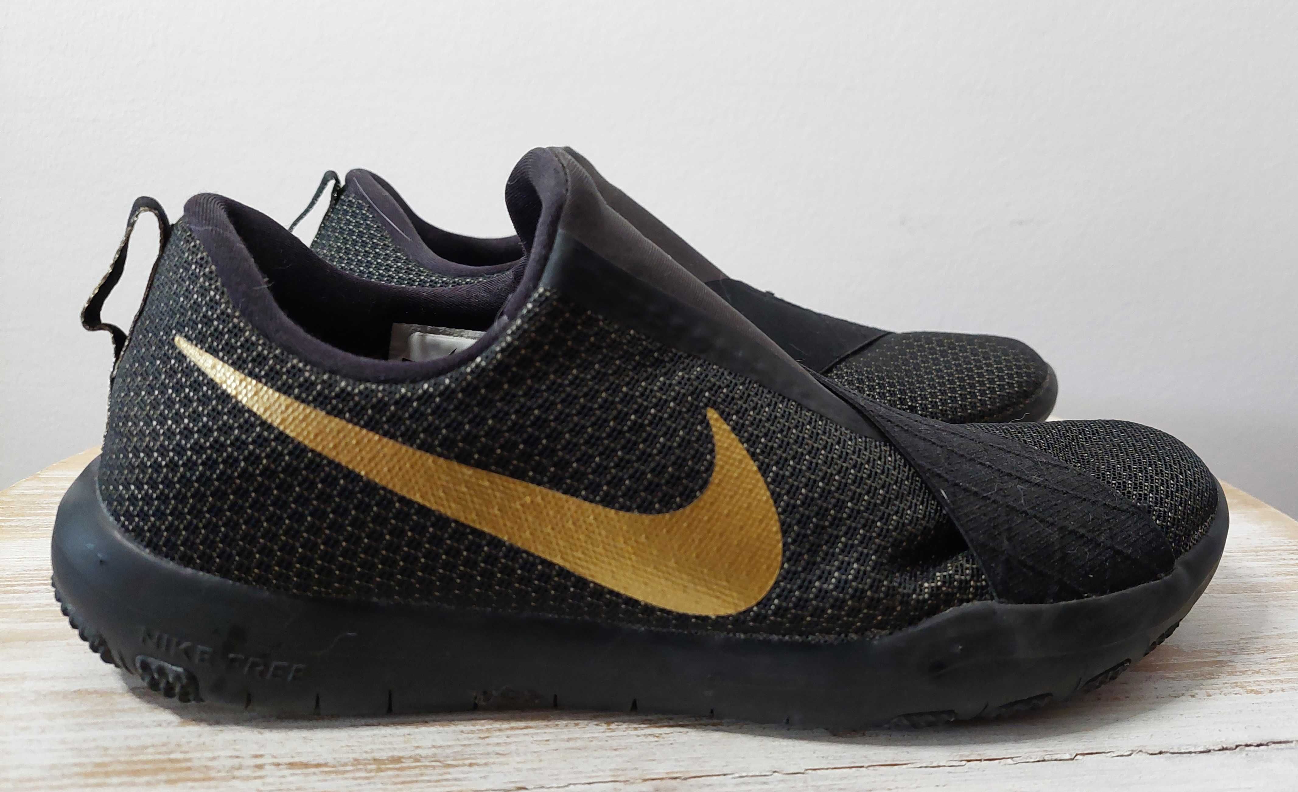 Sapatilhas Nike com simbolo dourado