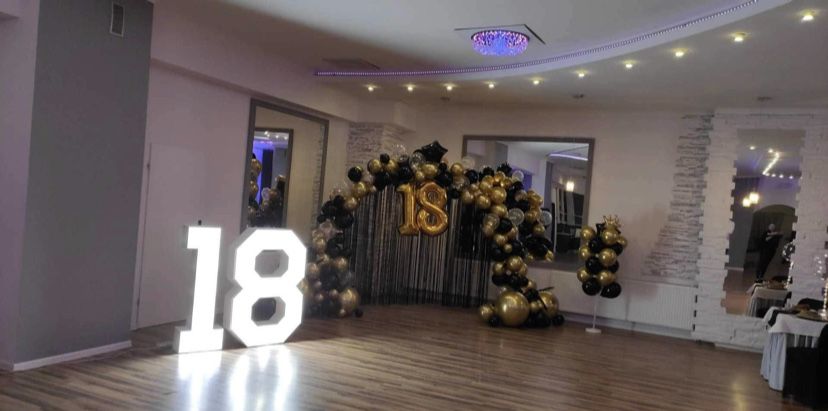 Podświetlany świecący napis 1 8 na imprezy biały 18