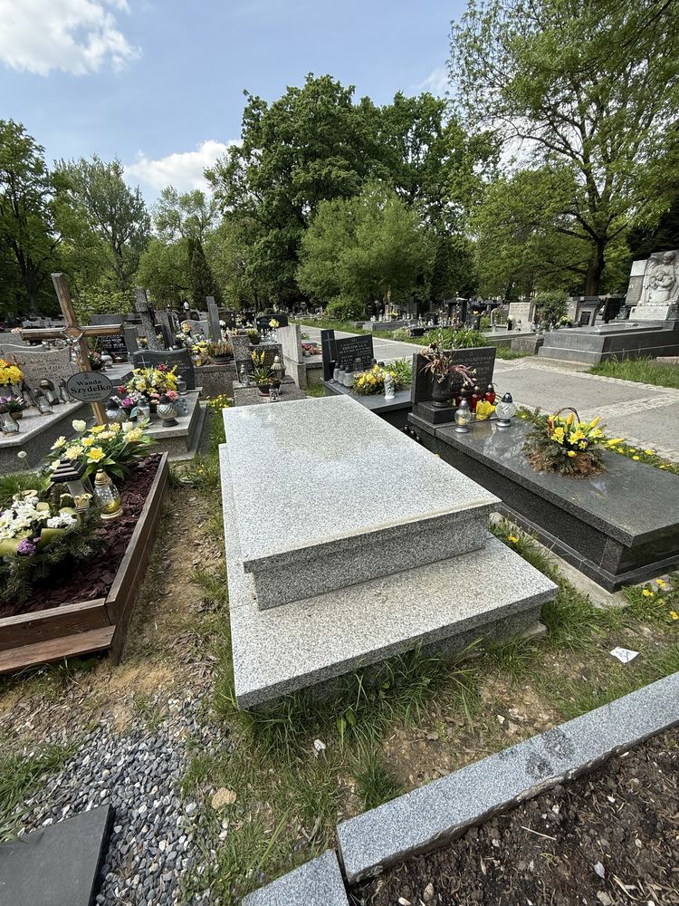 Nowy Grobowiec na Cmentarzu Rakowickim bardo dobra lokalizacja
