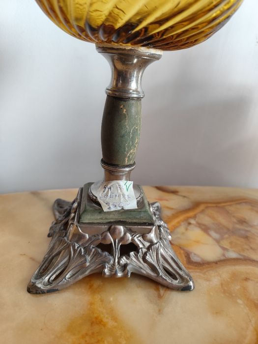 Lampa naftowa z pomarańczowym zbiornikiem