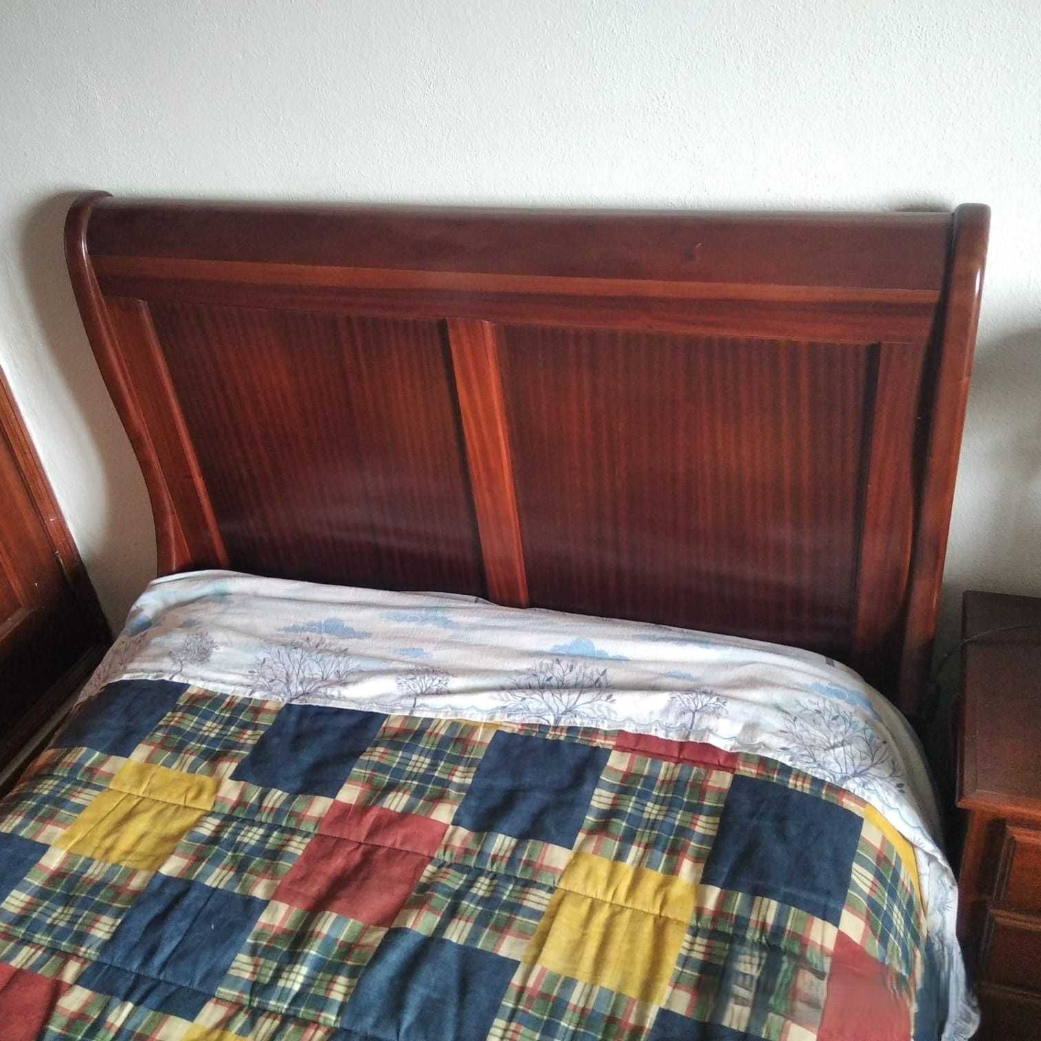 2 Camas de corpo e meio e mesa de cabeceira - Mogno Paços Ferreira