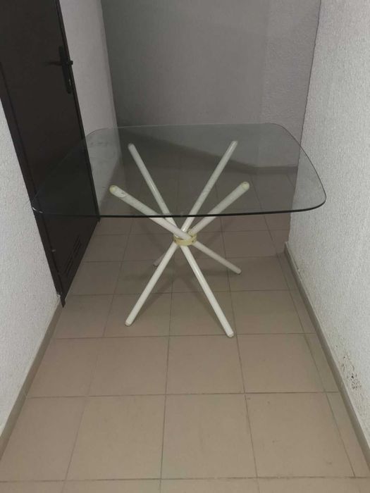 Розпродаж! Продам стіл скляний з металевими ніжками 1м х 1 м