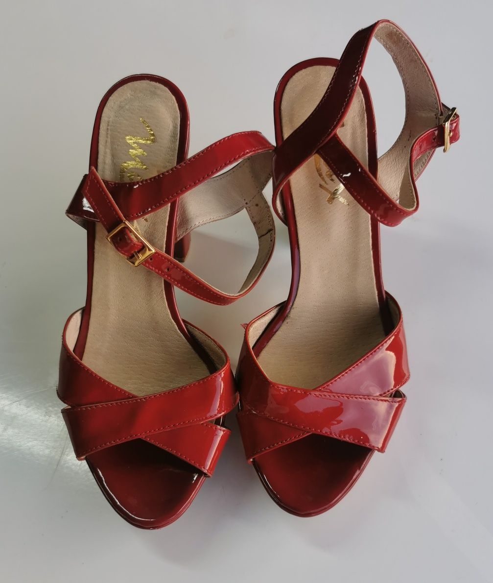 Sandálias novas em vermelho e prateado