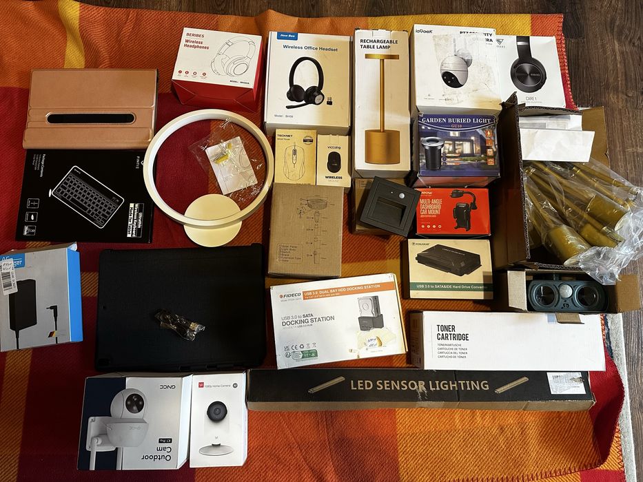 Zestaw akcesoriów elektronicznych, box – słuchawki, lampy, kamery.