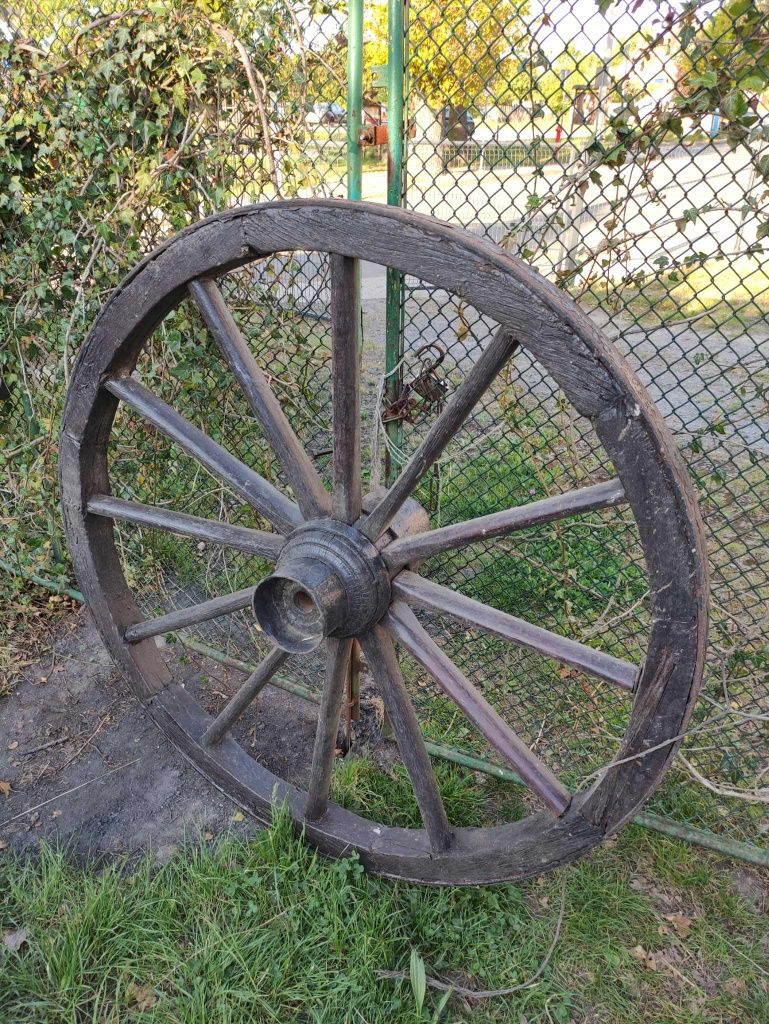 Stare drewniane koło od wozu