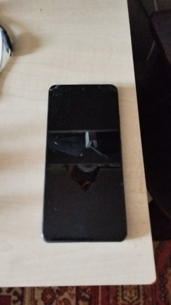 Poco F3 128Gb, разбитый