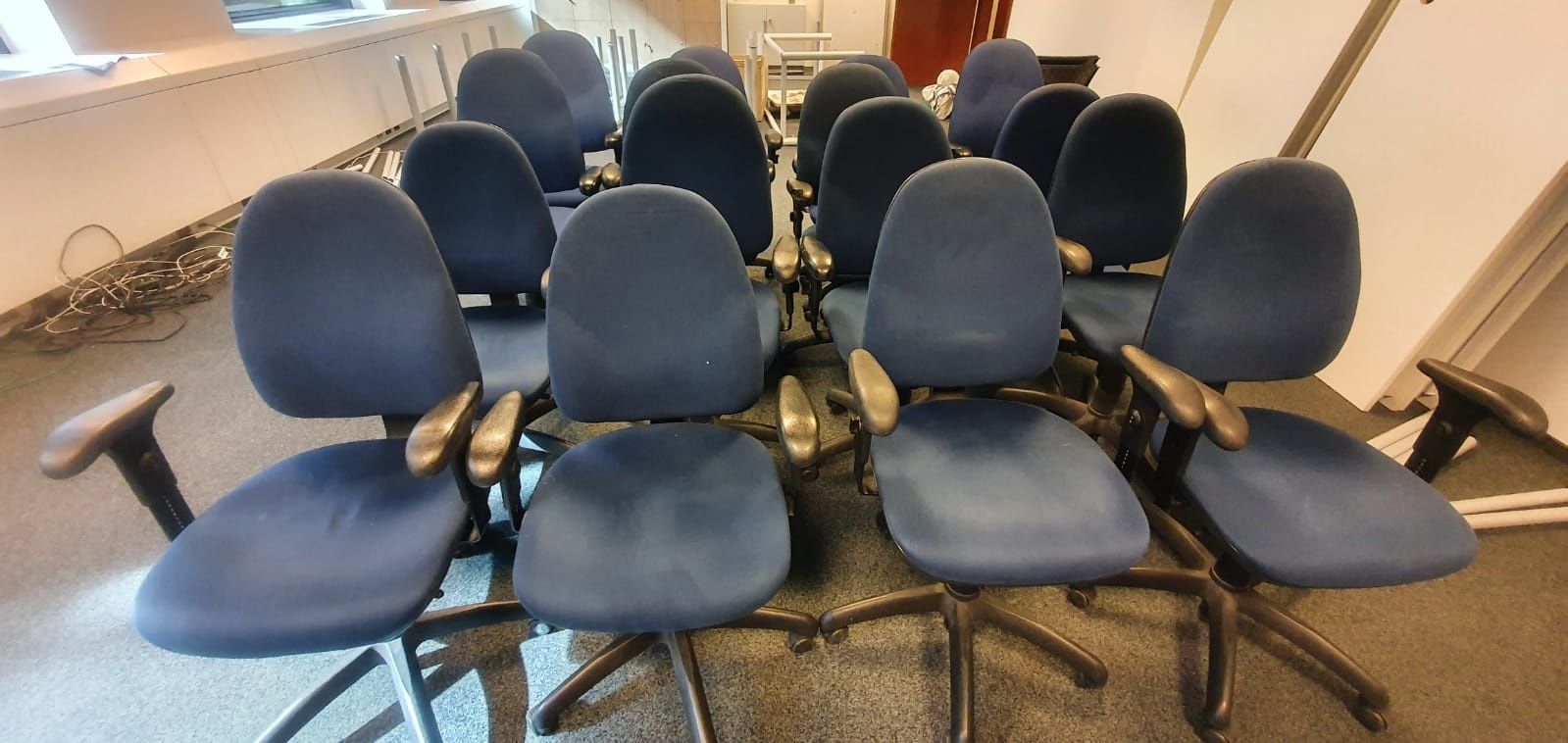 Fotel obrotowy Profim niebieski fotel biurowy