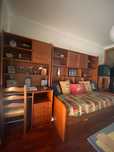 Mobília de quarto com 2 camas e secretária