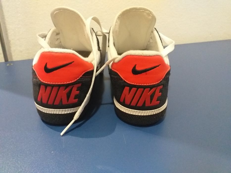 Tenis Nike brancos e pretos