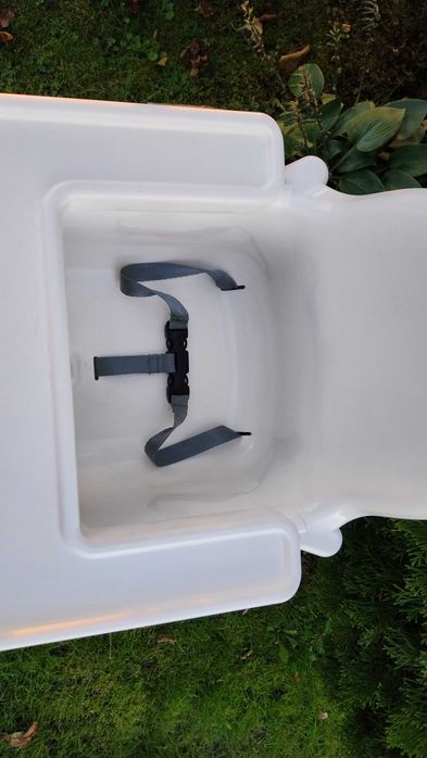 Fotelik do karmienia IKEA z regulowanym podnóżkiem