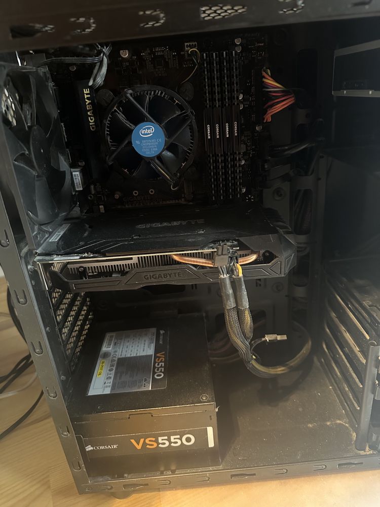 zestaw, komputer pc, nowy monitor i klawiatura,