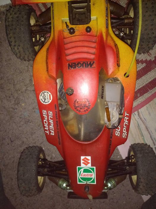 Vendo carro telecomandado 1/8 nitrol   Troco por armas de airsoft