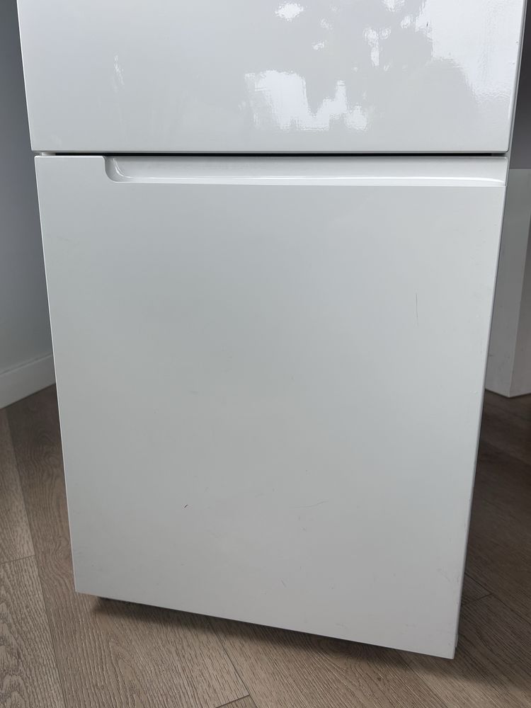Piekne biourko białe