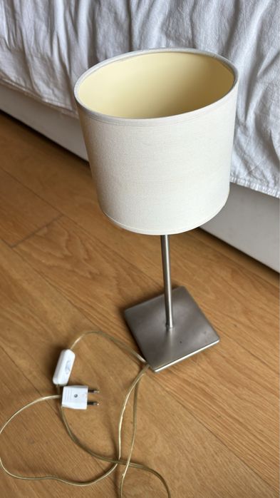 Candeeiro de mesa com abajur