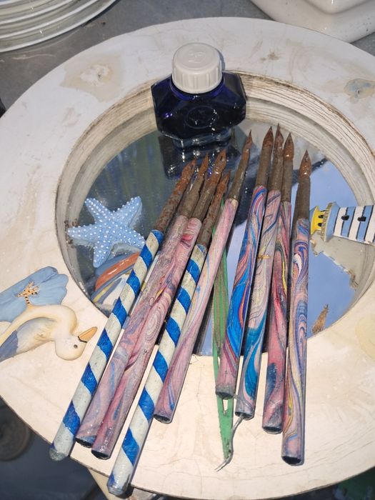 Oito canetas de tinta