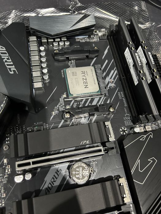 AMD Ryzen 7 5700X3D Płyta główna Gigabyte B550 AORUSELITEAX V232gbram