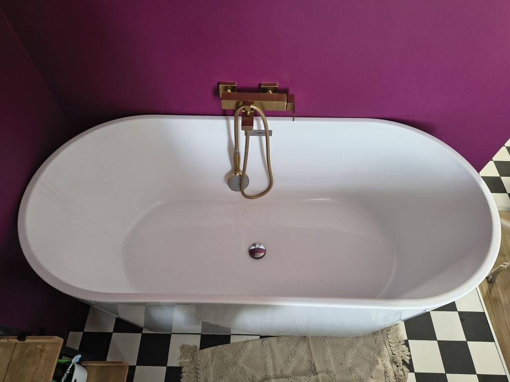 Wanna wolnostojąca wraz z baterią i słuchawką, około 160cm na 75cm