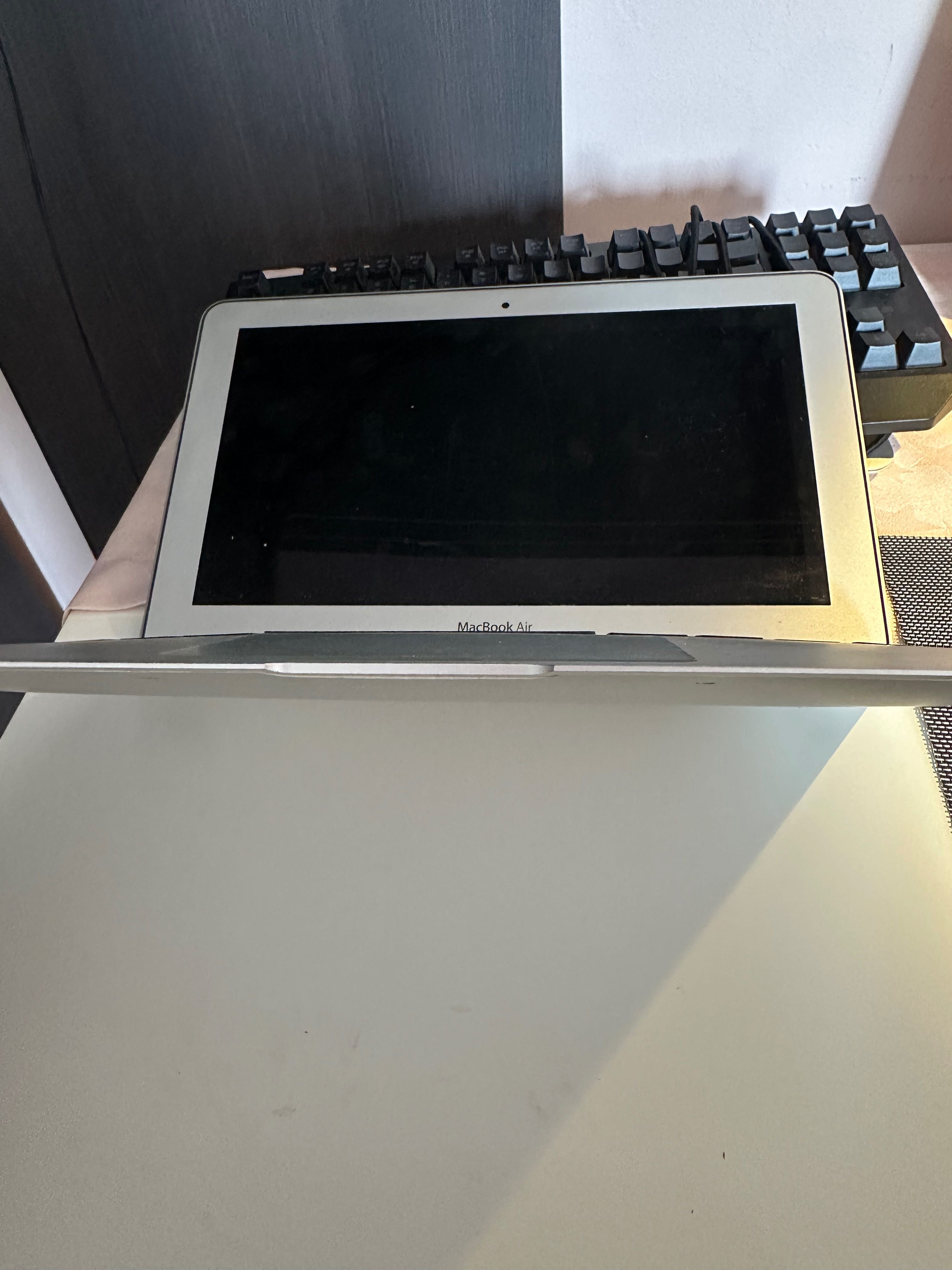 MacBook Air 11 srebrny laptop z ładowarką