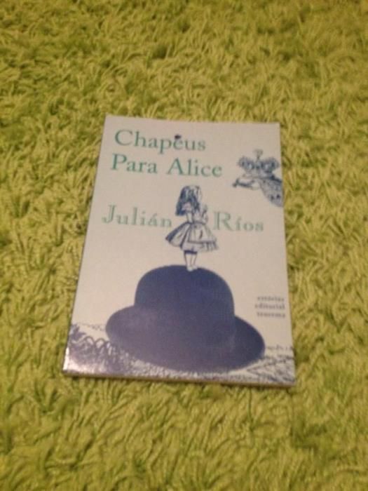 Livro "Chapéus para Alice" de Julián Ríos
