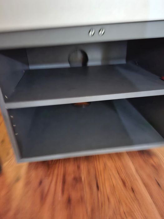 Móvel para TV com portas de vidro