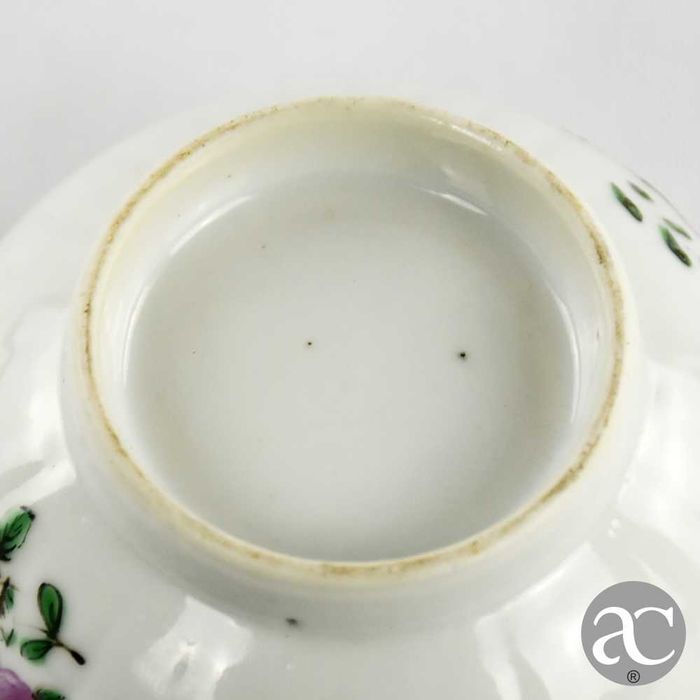 Taça porcelana da China, Qianlong, séc. XVIII, decorada com flores
