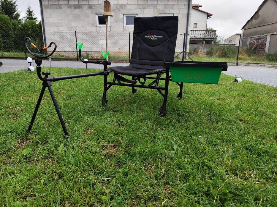 Fotel wędkarski Mikado z feeder arm i półką boczną