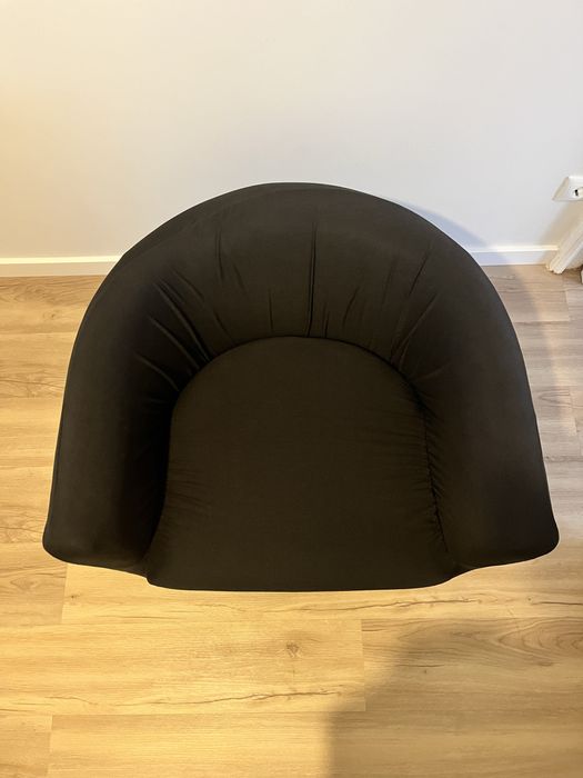 Poltrona preta com capa